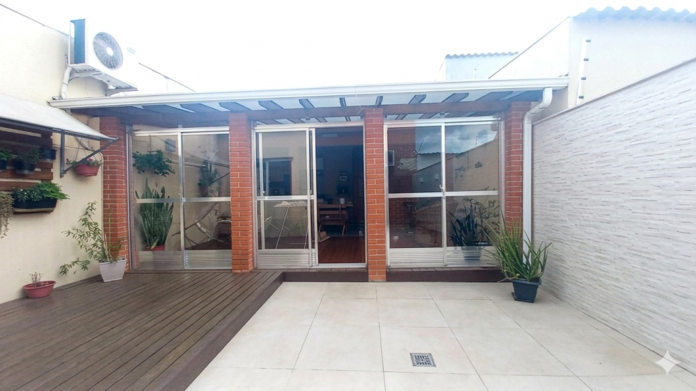 Sobrado central reformado, com aproximadamente 250m², pronto para morar