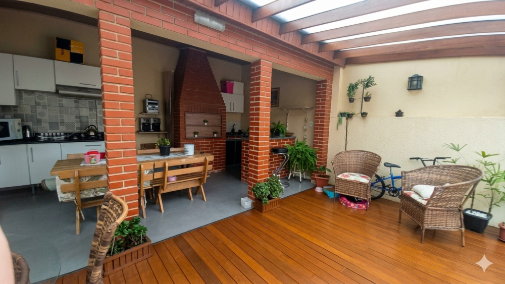 Sobrado central reformado, com aproximadamente 250m², pronto para morar