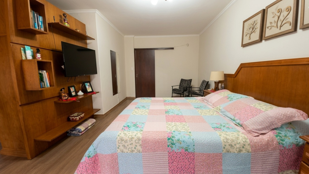 Sobrado central reformado, com aproximadamente 250m², pronto para morar