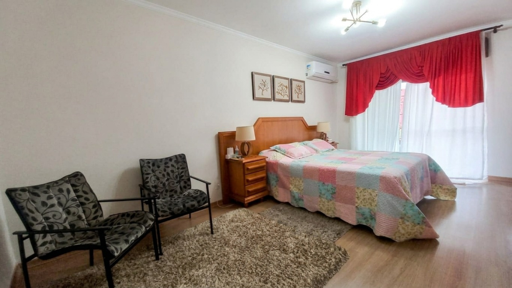 Sobrado central reformado, com aproximadamente 250m², pronto para morar