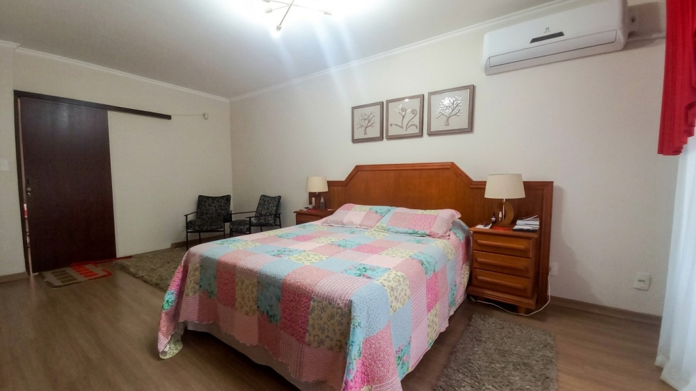 Sobrado central reformado, com aproximadamente 250m², pronto para morar