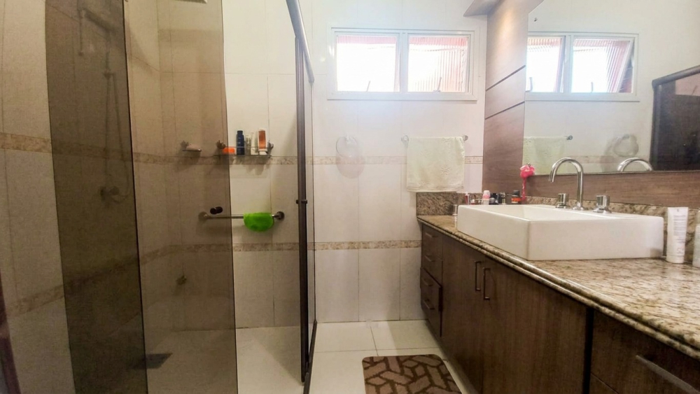 Sobrado central reformado, com aproximadamente 250m², pronto para morar
