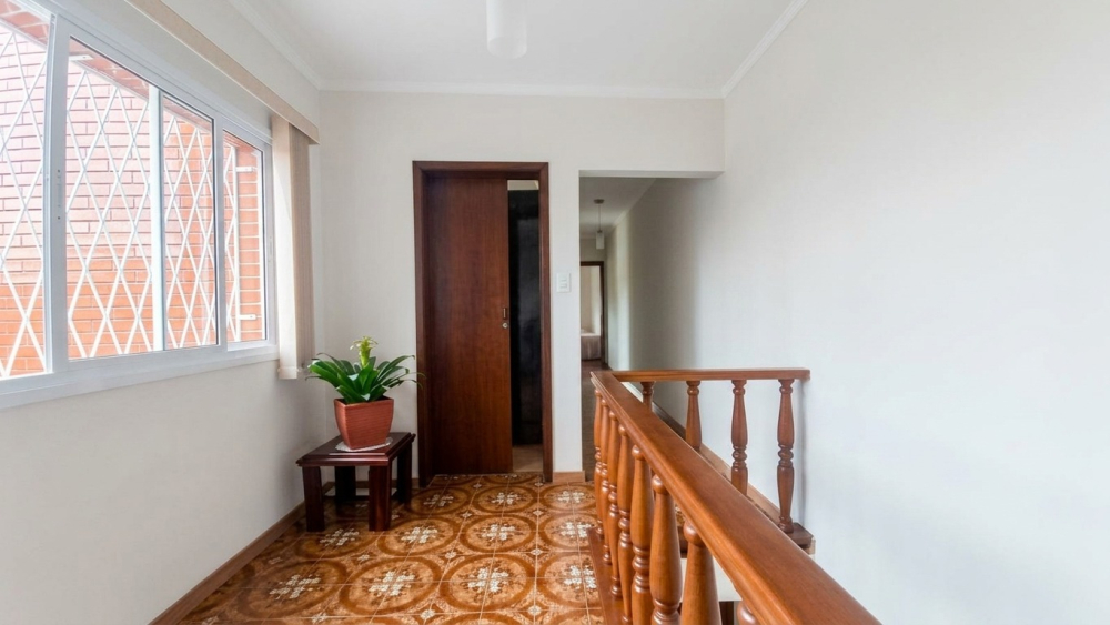 Sobrado central reformado, com aproximadamente 250m², pronto para morar