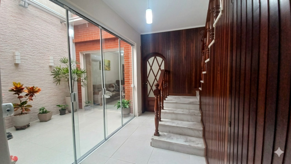 Sobrado central reformado, com aproximadamente 250m², pronto para morar