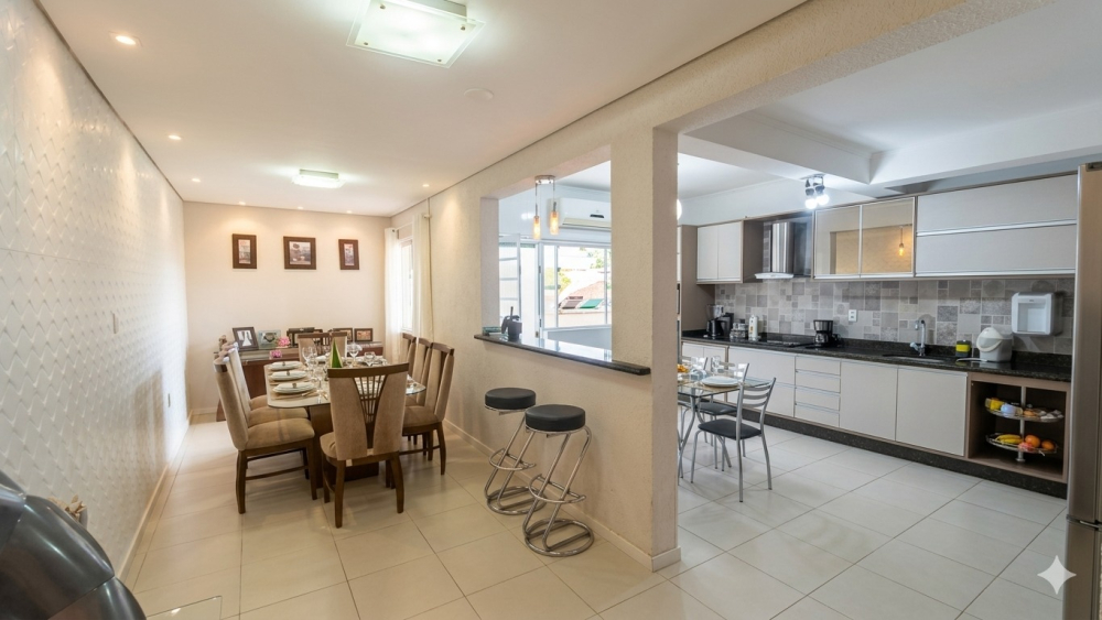 Sobrado central reformado, com aproximadamente 250m², pronto para morar